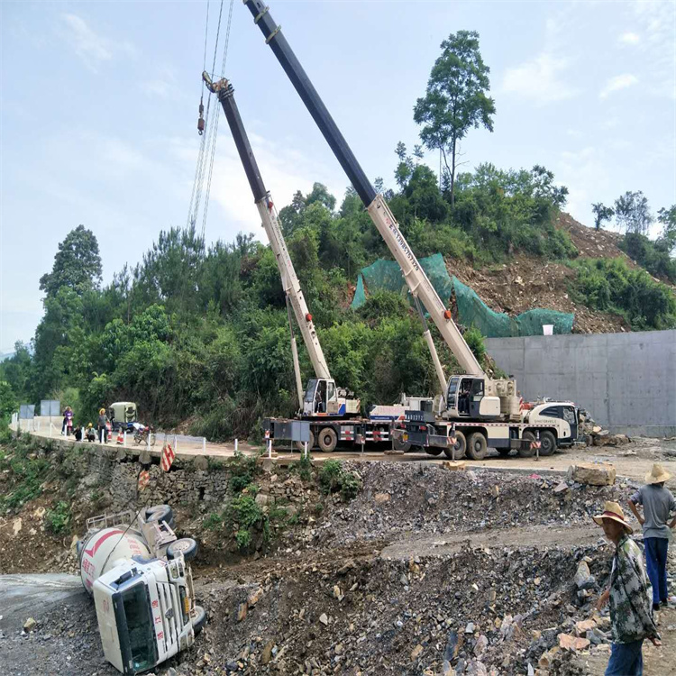 蕲春汽车掉沟里叫吊车救援要多少钱